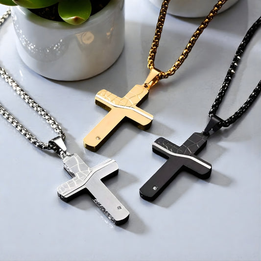 COLLIER HOMME, PENDENTIF CROIX HORIZON EN ACIER TEXTURÉ presentation plantes trois variantes
