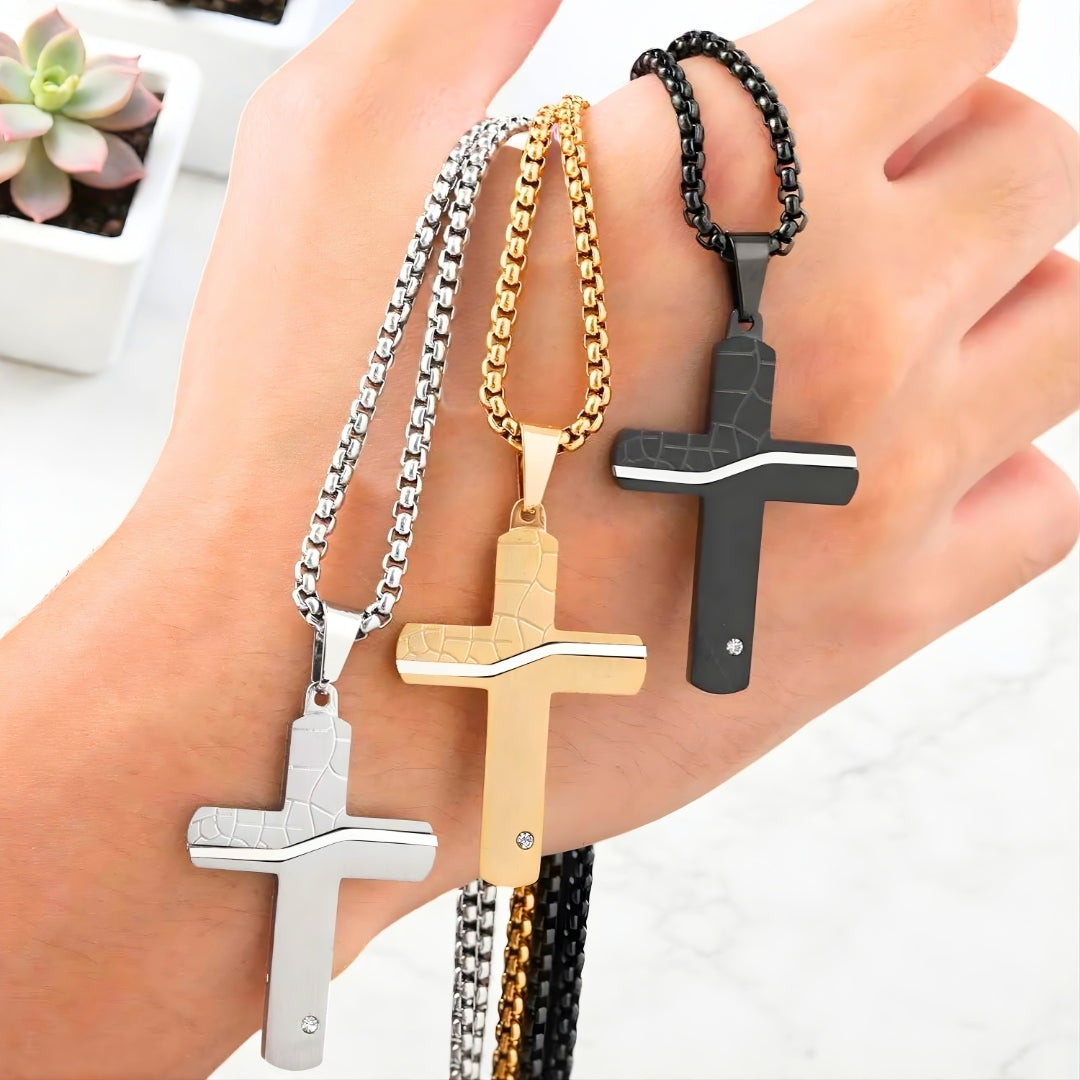 COLLIER HOMME, PENDENTIF CROIX HORIZON EN ACIER TEXTURÉ presentation plantes trois variantes main