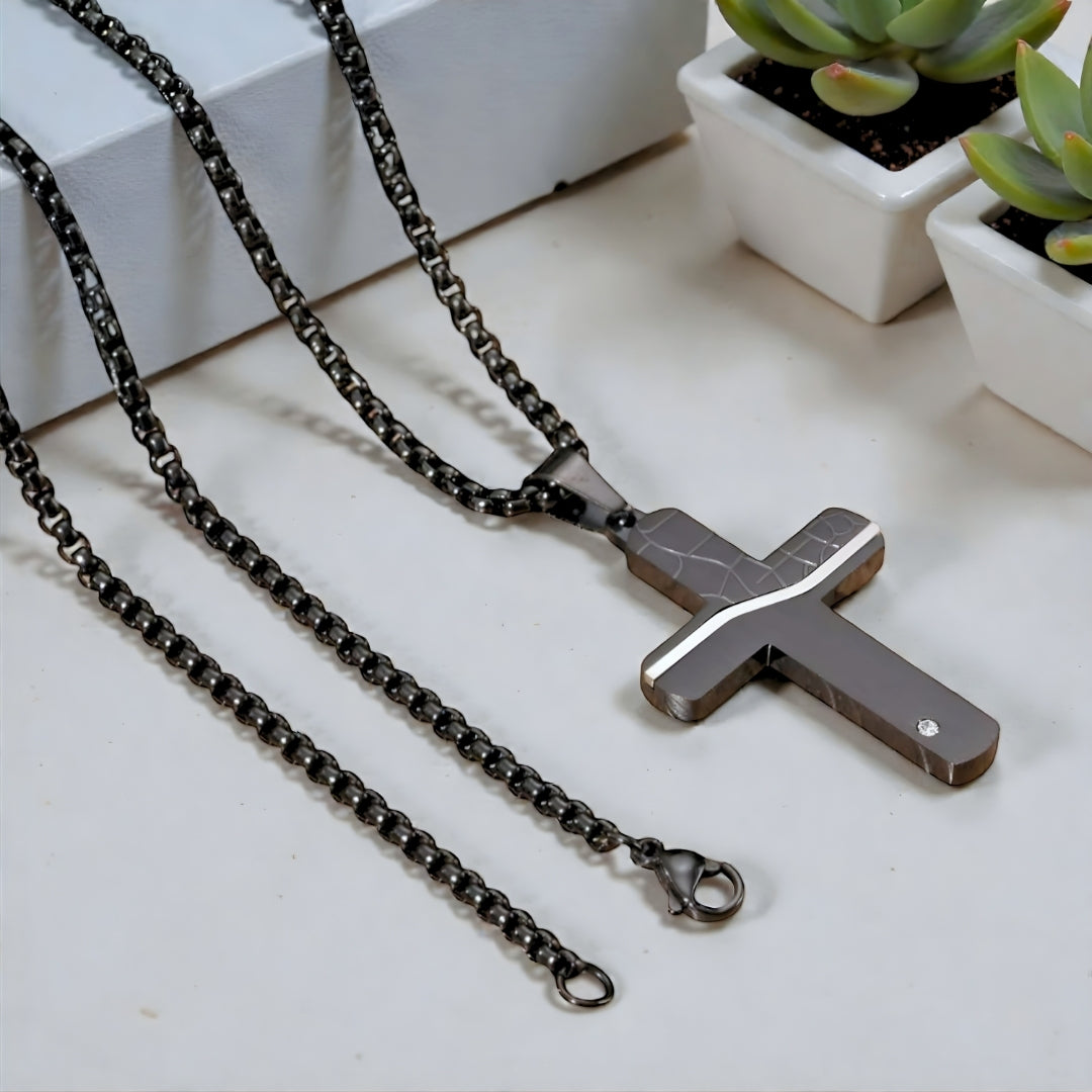 COLLIER HOMME, PENDENTIF CROIX HORIZON EN ACIER TEXTURÉ variante noir