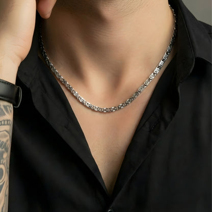 Chaîne Homme Signe Dollar ou Trombone variantes argent cou homme chemise noire