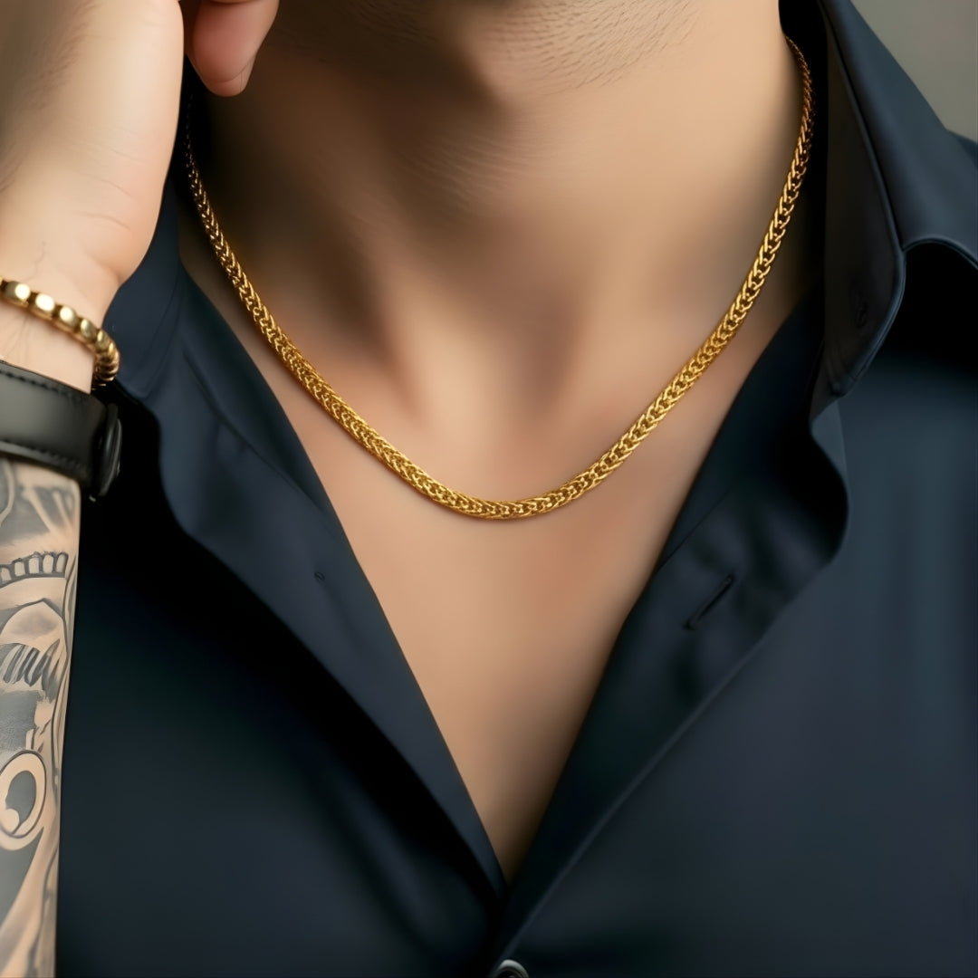 Chaîne homme, Collier à anneaux serrés dore homme chemise marine cou