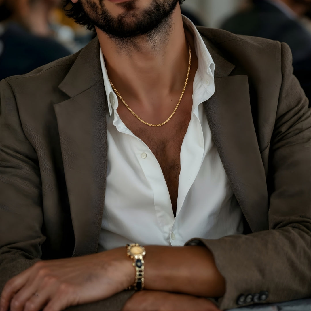Chaîne homme, Collier à anneaux serrés dore homme blouson chemise blanche