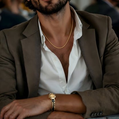 Chaîne homme, Collier à anneaux serrés dore homme blouson chemise blanche