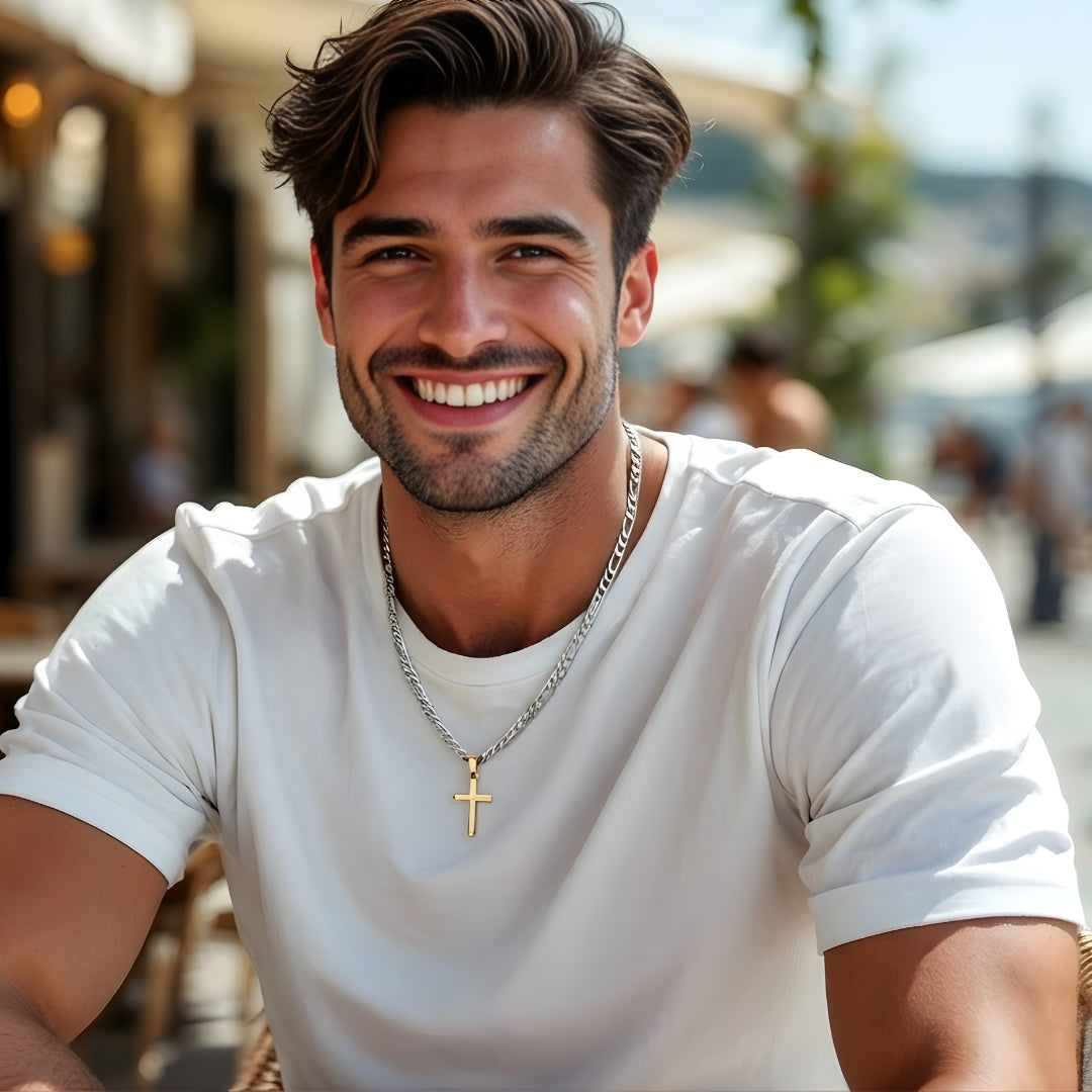 Chaîne homme Figaro argent t shirt blanc