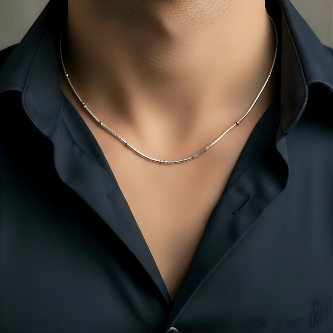Chaîne homme Serpent avec Perles Subtiles argent cou homme chemise noir