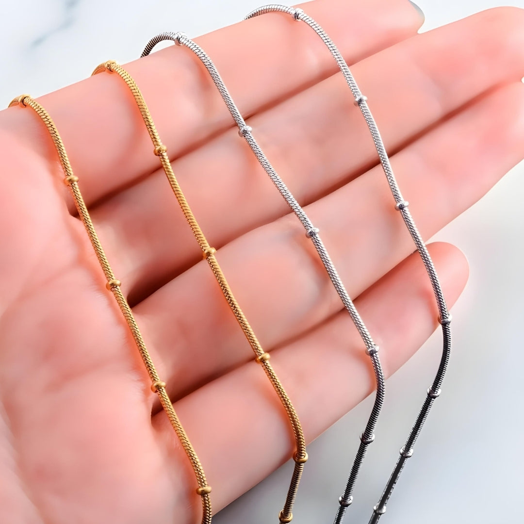 Chaîne homme Serpent avec Perles Subtiles dore argent presentation main