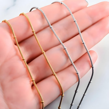 Chaîne homme Serpent avec Perles Subtiles dore argent presentation main