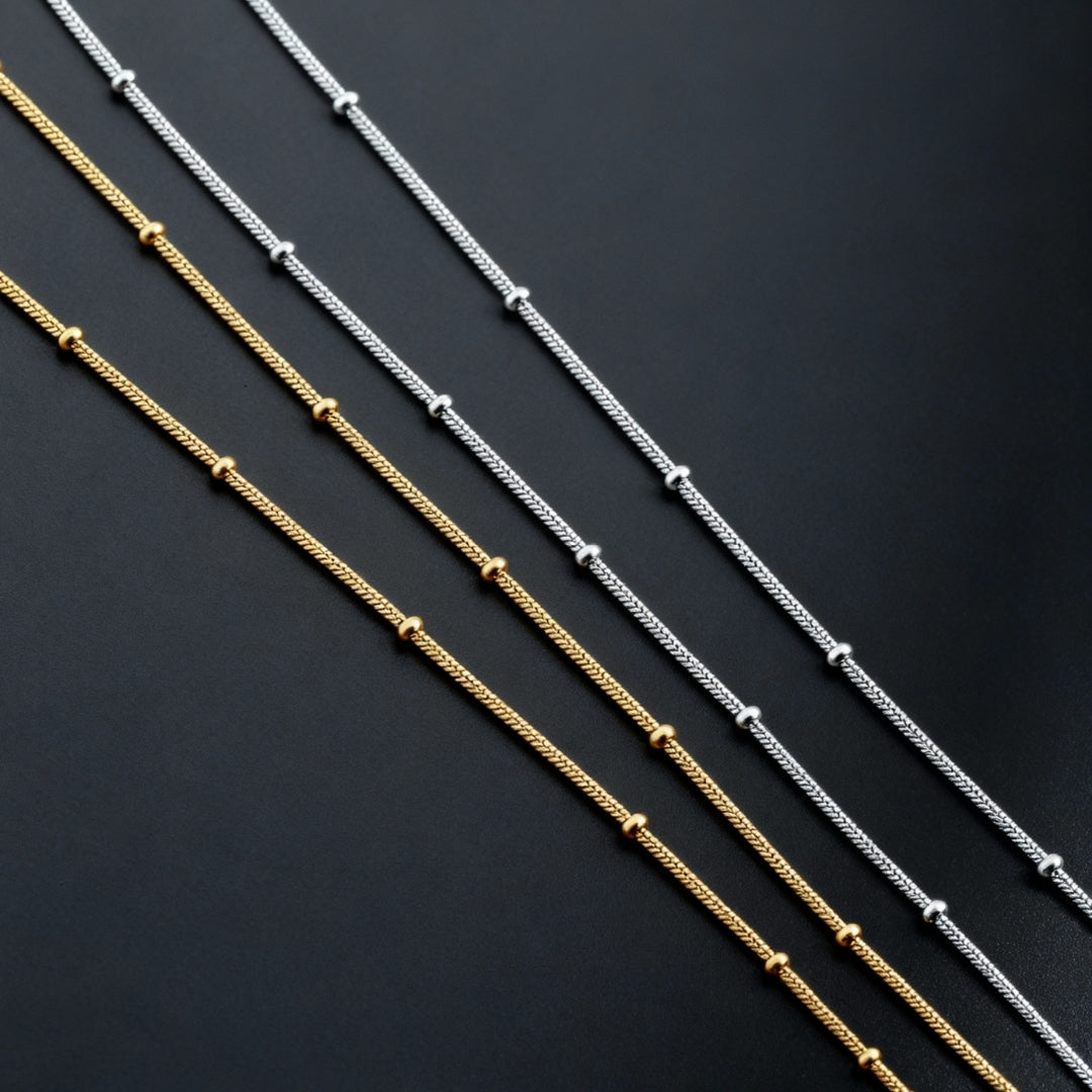 Chaîne homme Serpent avec Perles Subtiles dore argent presentation table noir longueur