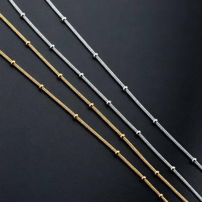 Chaîne homme Serpent avec Perles Subtiles dore argent presentation table noir longueur