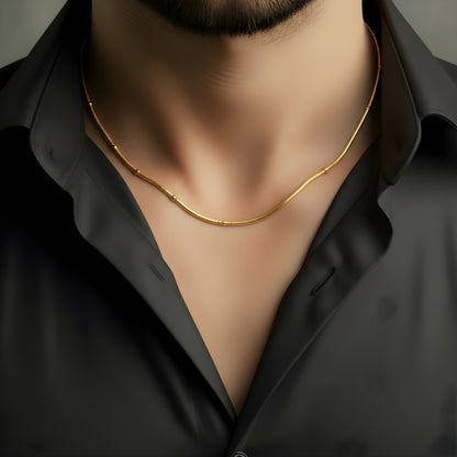 Chaîne homme Serpent avec Perles Subtiles dore cou homme chemise noir