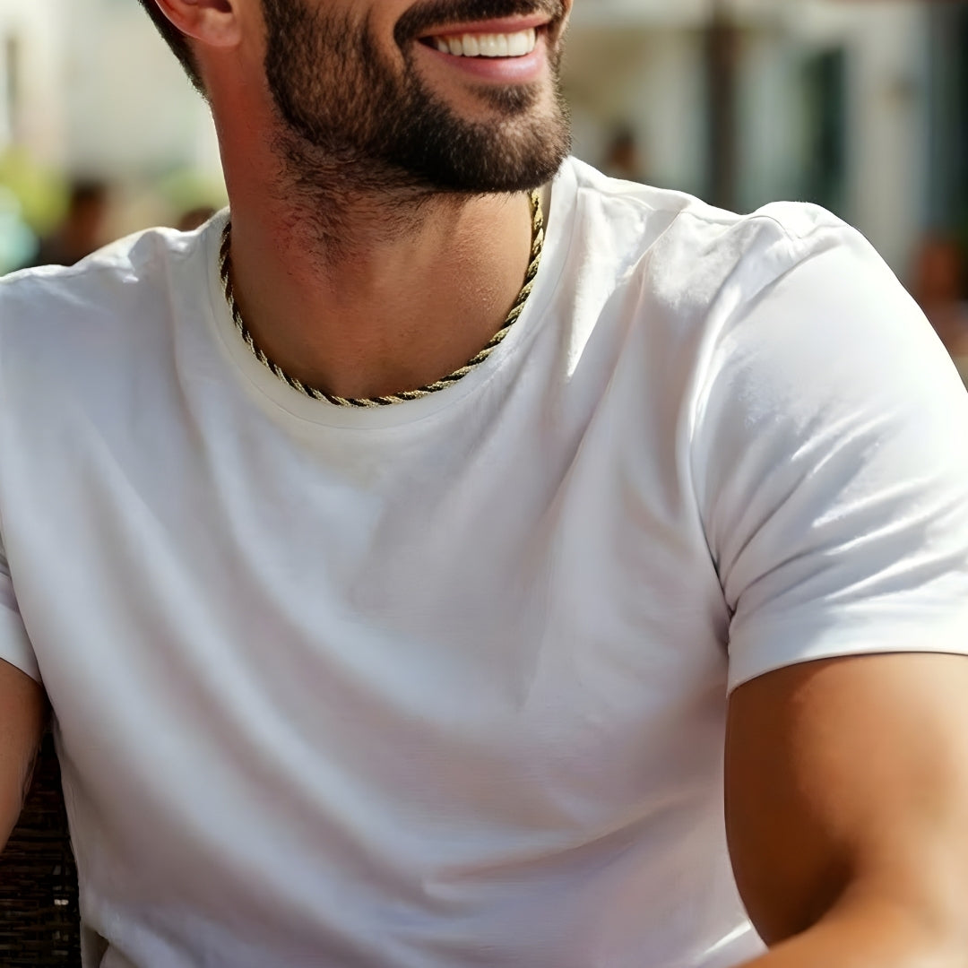 Chaine collier homme Torsade Bicolore Or-Noir courte t shirt blanc exterieur