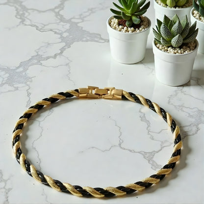 Chaine collier homme Torsade Bicolore Or-Noir courte table marbre plantes