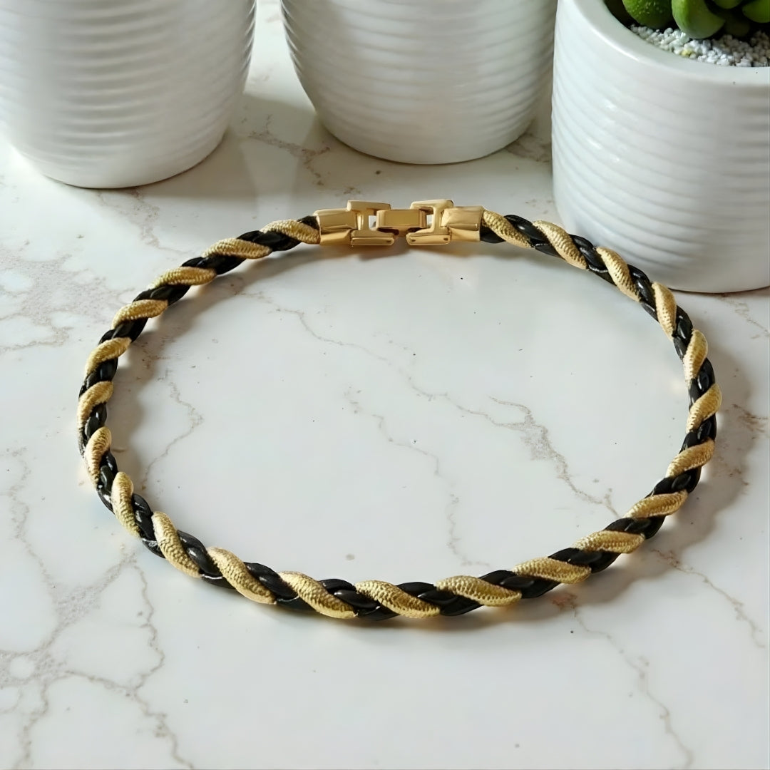 Chaine collier homme Torsade Bicolore Or-Noir courte table marbre presentation pots blancs 