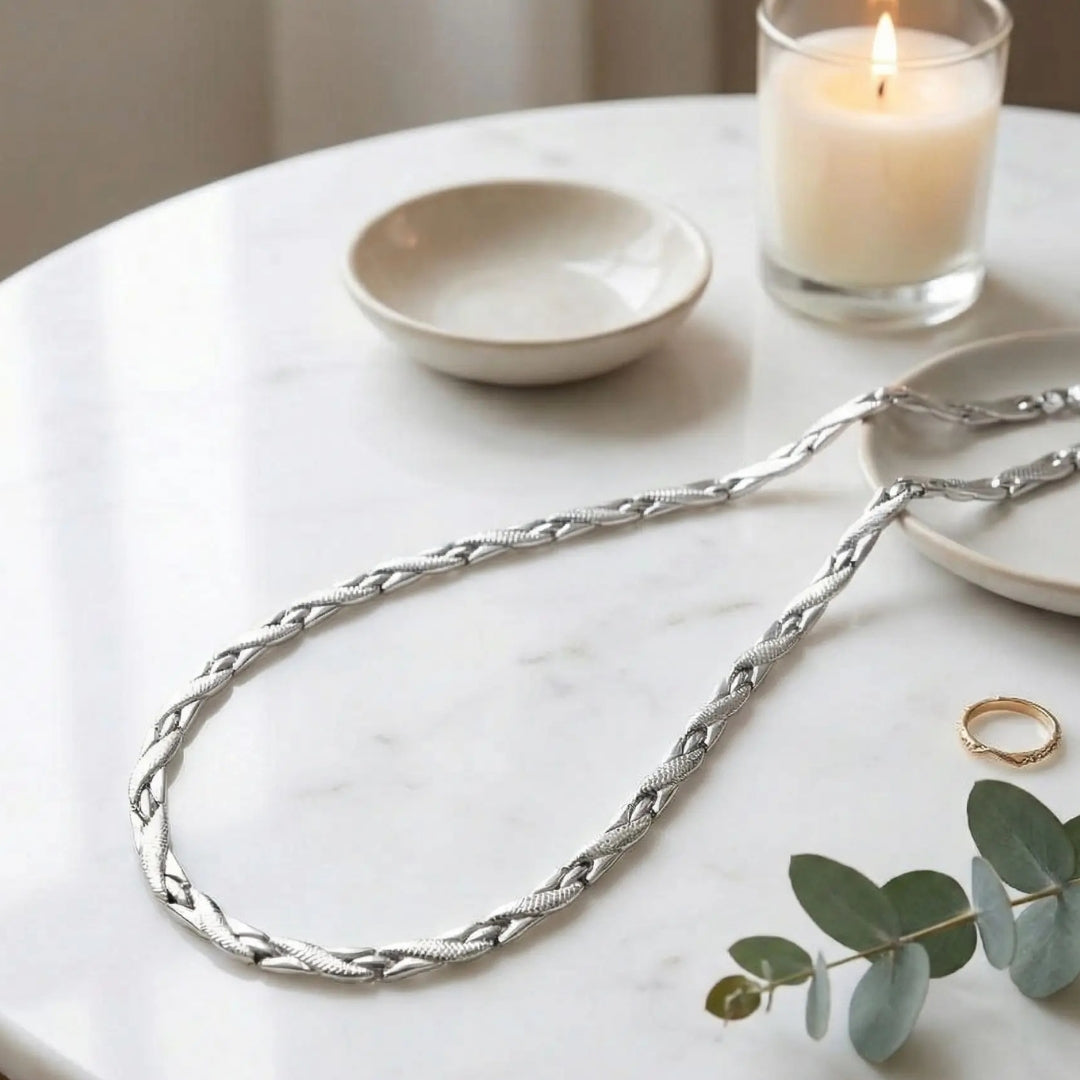Chaine collier homme design simple court moderne table blanche chandelle