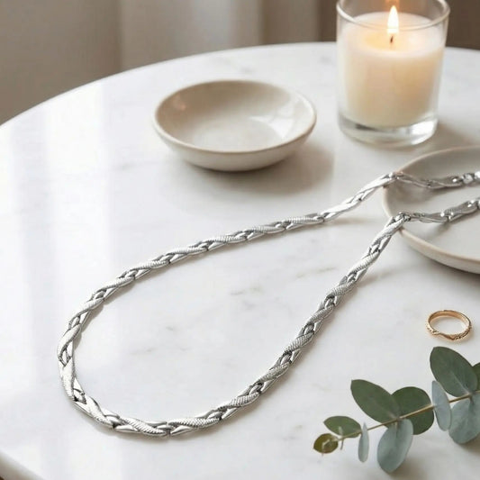 Chaine collier homme design simple court moderne table blanche chandelle