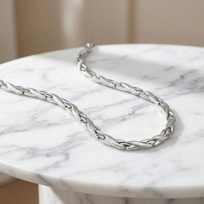 Chaine collier homme design simple court moderne table blanche marbre