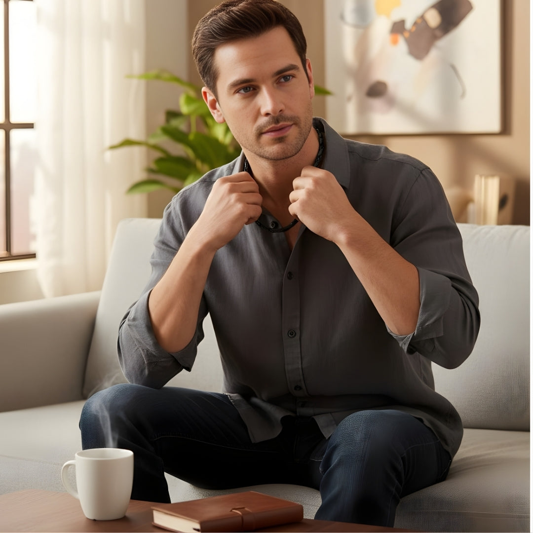 Chaine collier homme à maillons articules textures courte noire chemise grise maison confortable