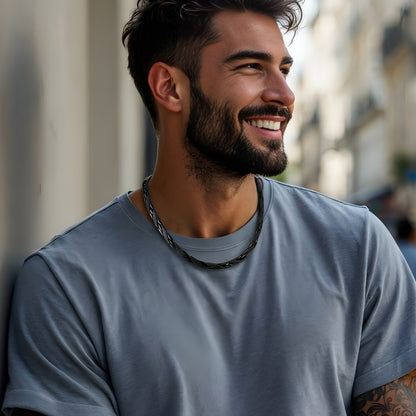 Chaine collier homme à maillons articules textures courte noire t shirt gris exterieur