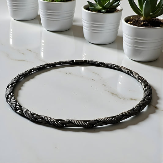 Chaine collier homme à maillons articules textures courte noire table marbre plantes 