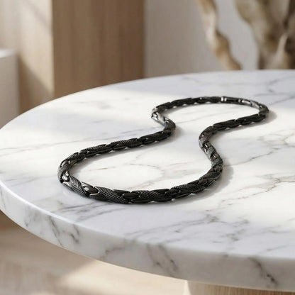 Chaine collier homme à maillons articules textures courte presentation table marbre
