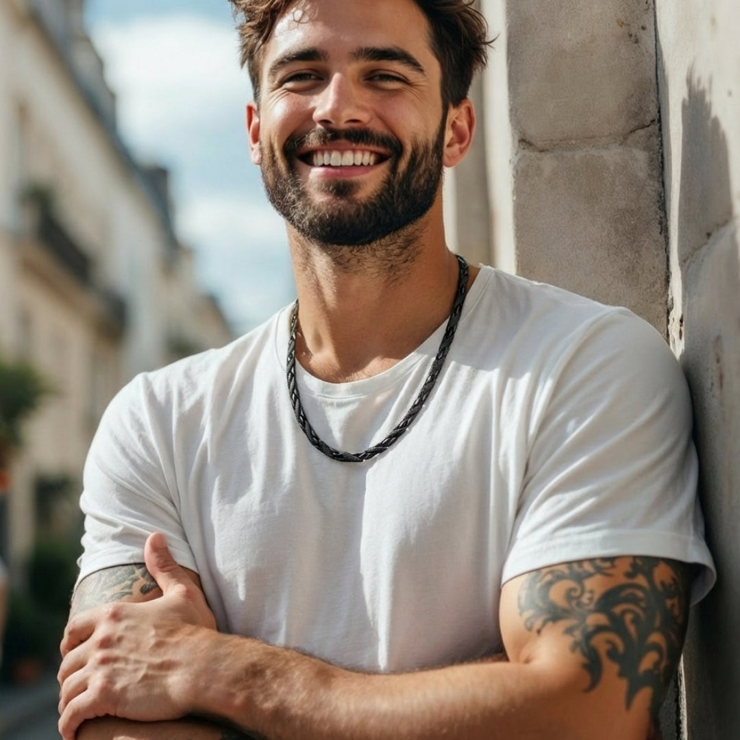 Chaine collier homme à maillons articules textures courte t shirt blanc