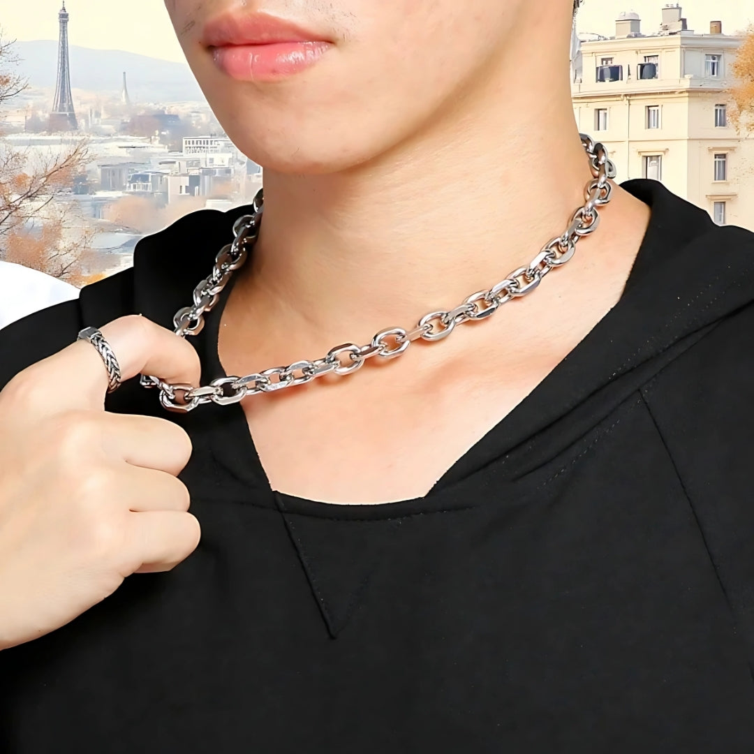 Chaine homme CHAINY LINK 10 mm argent cou main t shirt noir