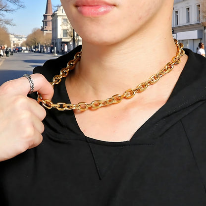 Chaine homme CHAINY LINK 10 mm dore cou main sweat noir Paris