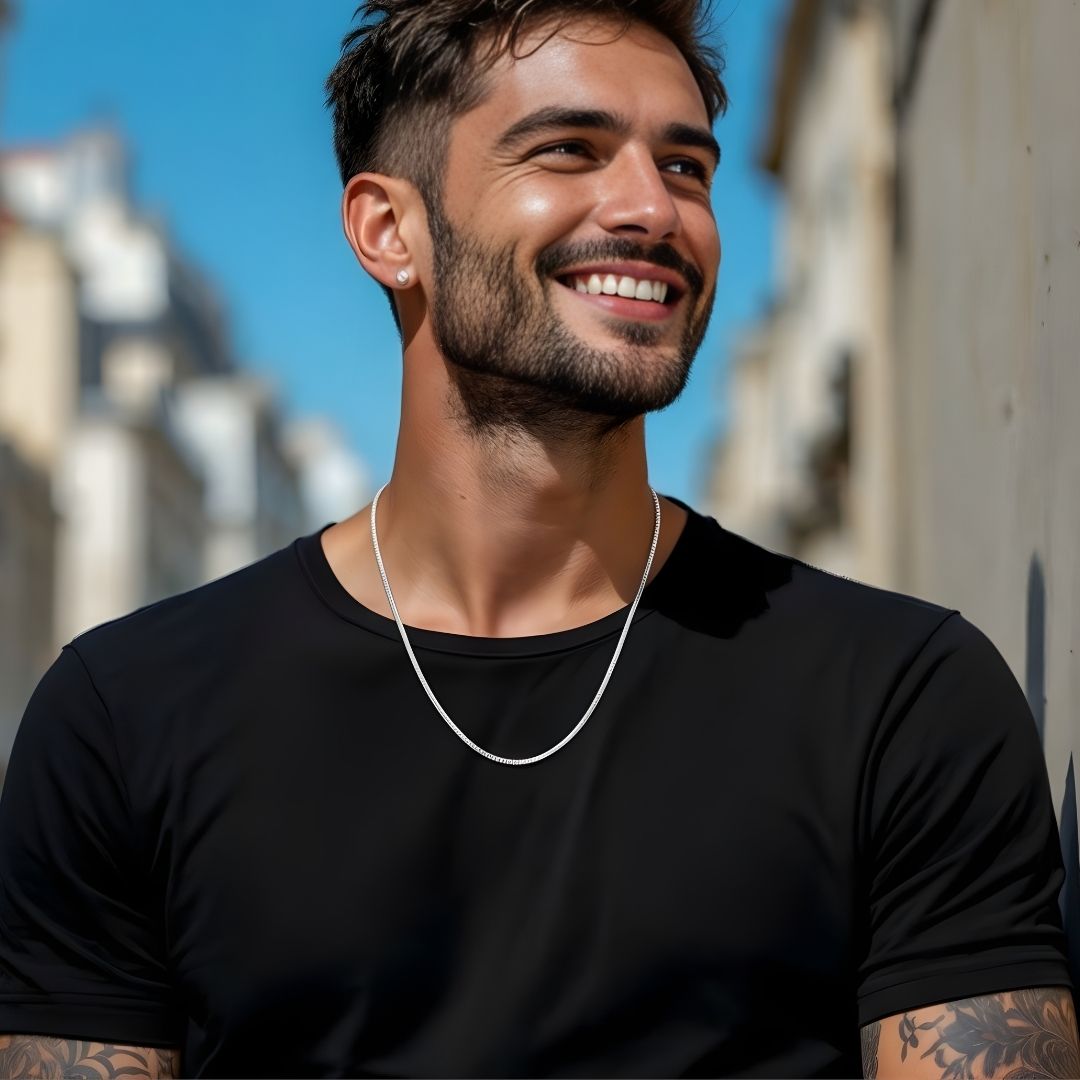 Chaine homme Collier fin 1,5 mm chaîne argente en S chemise t shirt noir