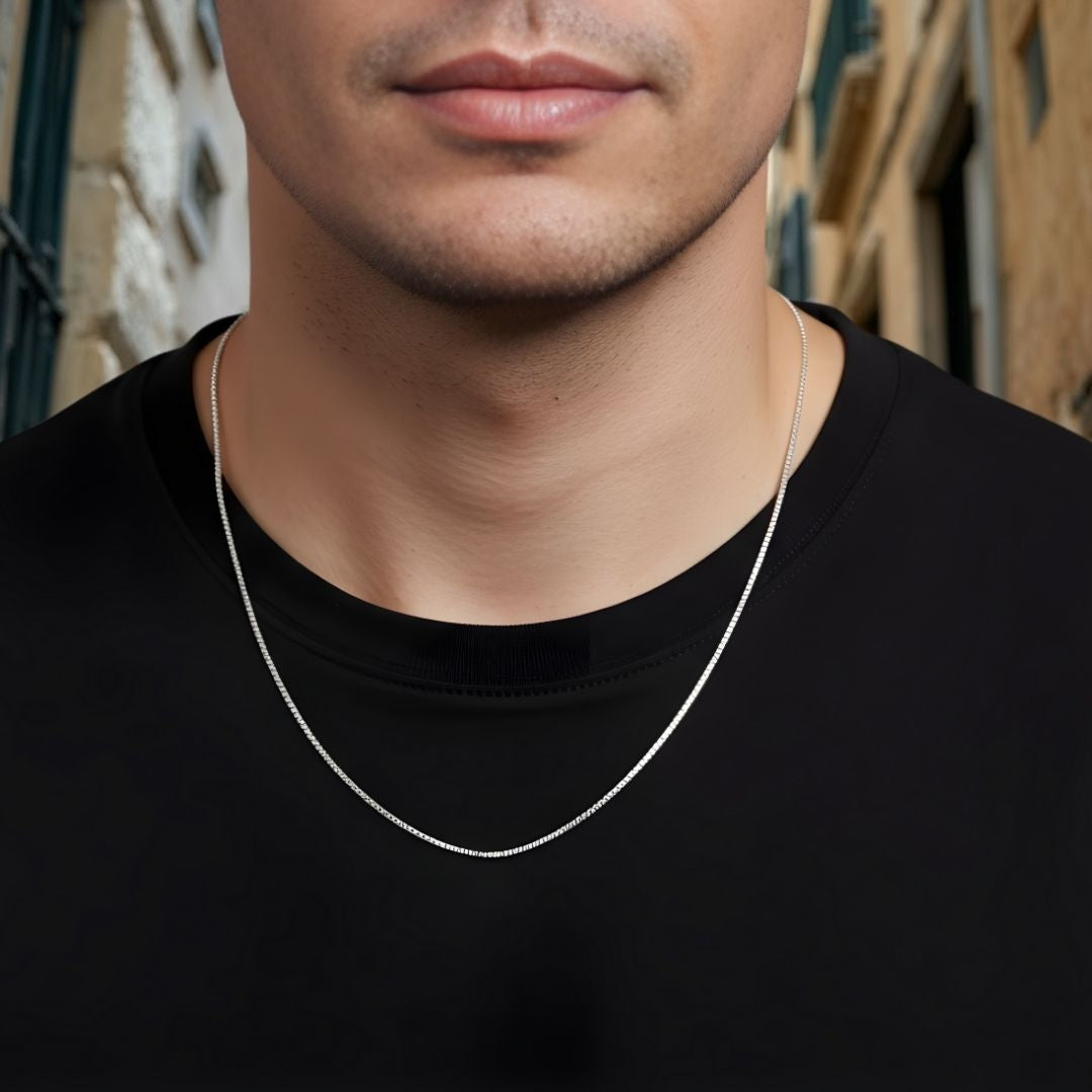 Chaine homme Collier fin 1,5 mm chaîne argente en S chemise t shirt noir cou rue