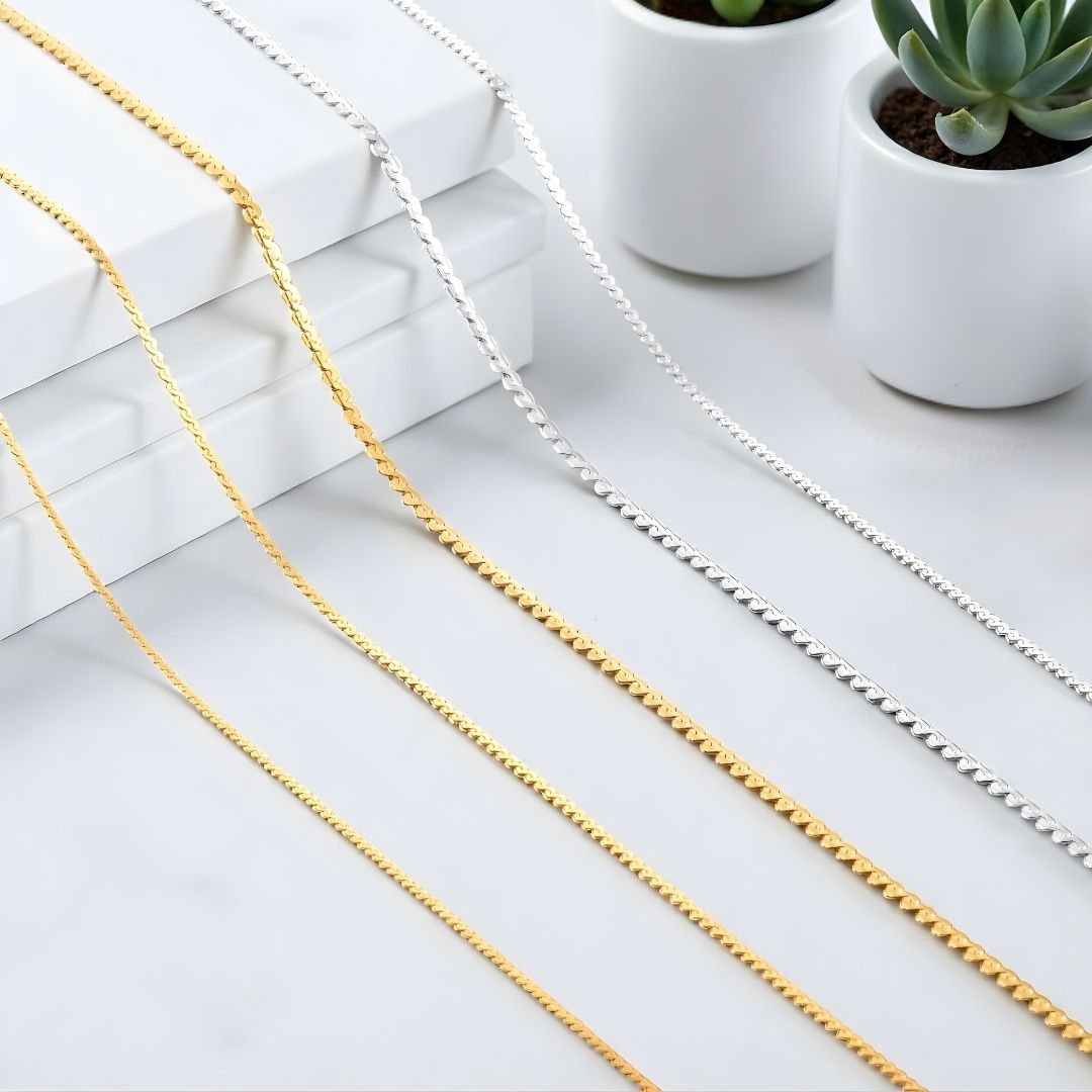 Chaine homme, Collier fin 1,5 mm, chaîne en S presentation largeur marbre plantes