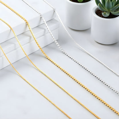 Chaine homme, Collier fin 1,5 mm, chaîne en S presentation largeur marbre plantes