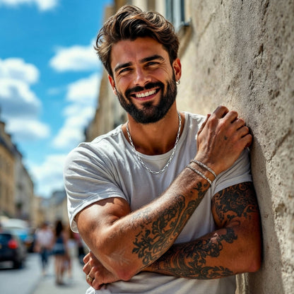 Chaine homme, Collier rectangulaire  argente homme t shirt gris
