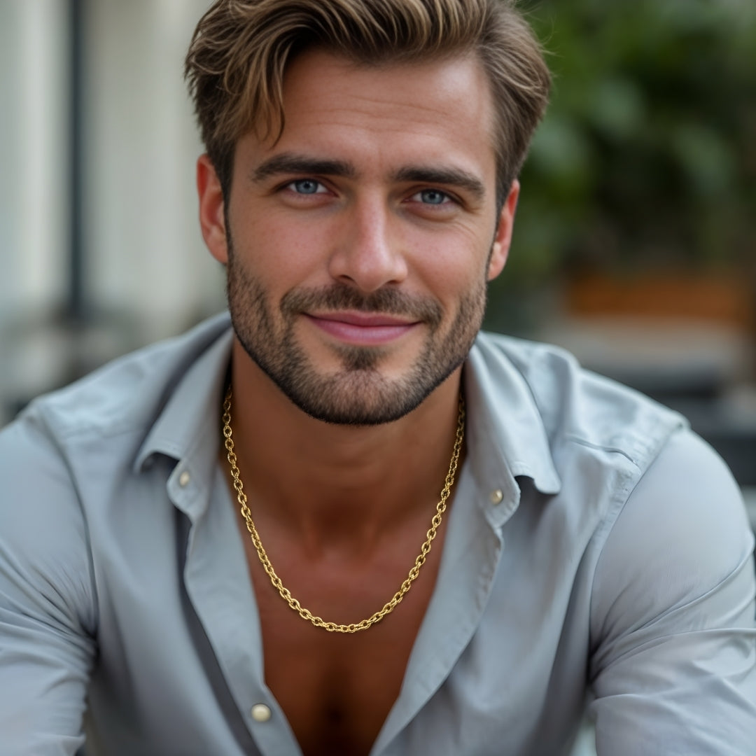 Chaine homme Forçat maillons ovales unis dore chemise bleue