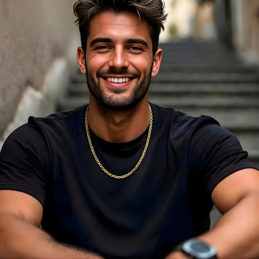 Chaine homme Forçat maillons ovales unis dore t ahirt noir