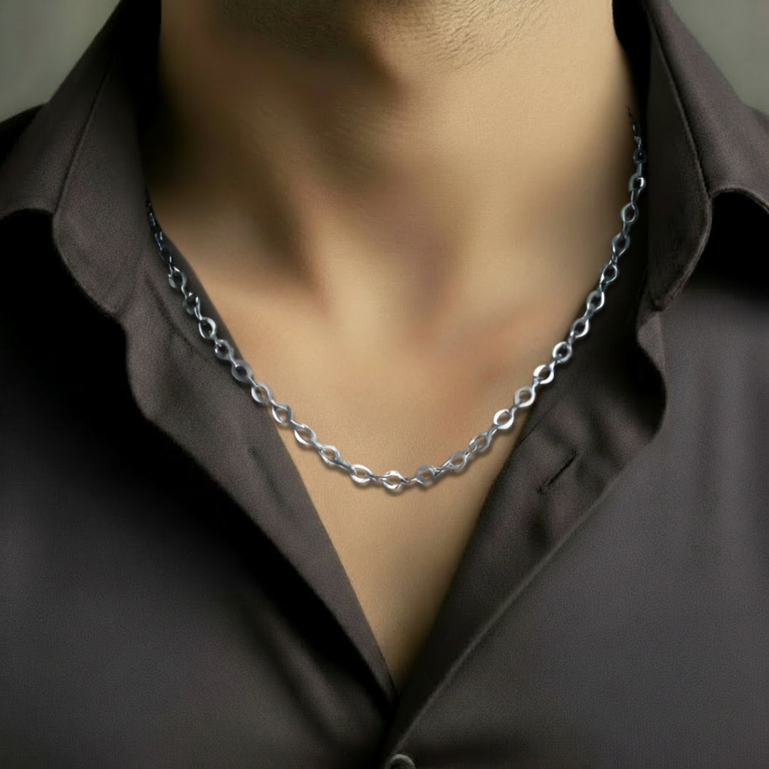 Chaine homme Maille Cheval argent cou presentation chemise