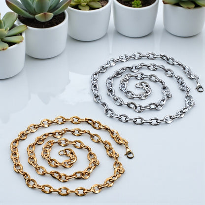 Chaine homme Maille Cheval argent dore presentation table blanche