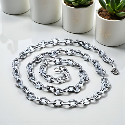 Chaine homme Maille Cheval argent presentation table blanche