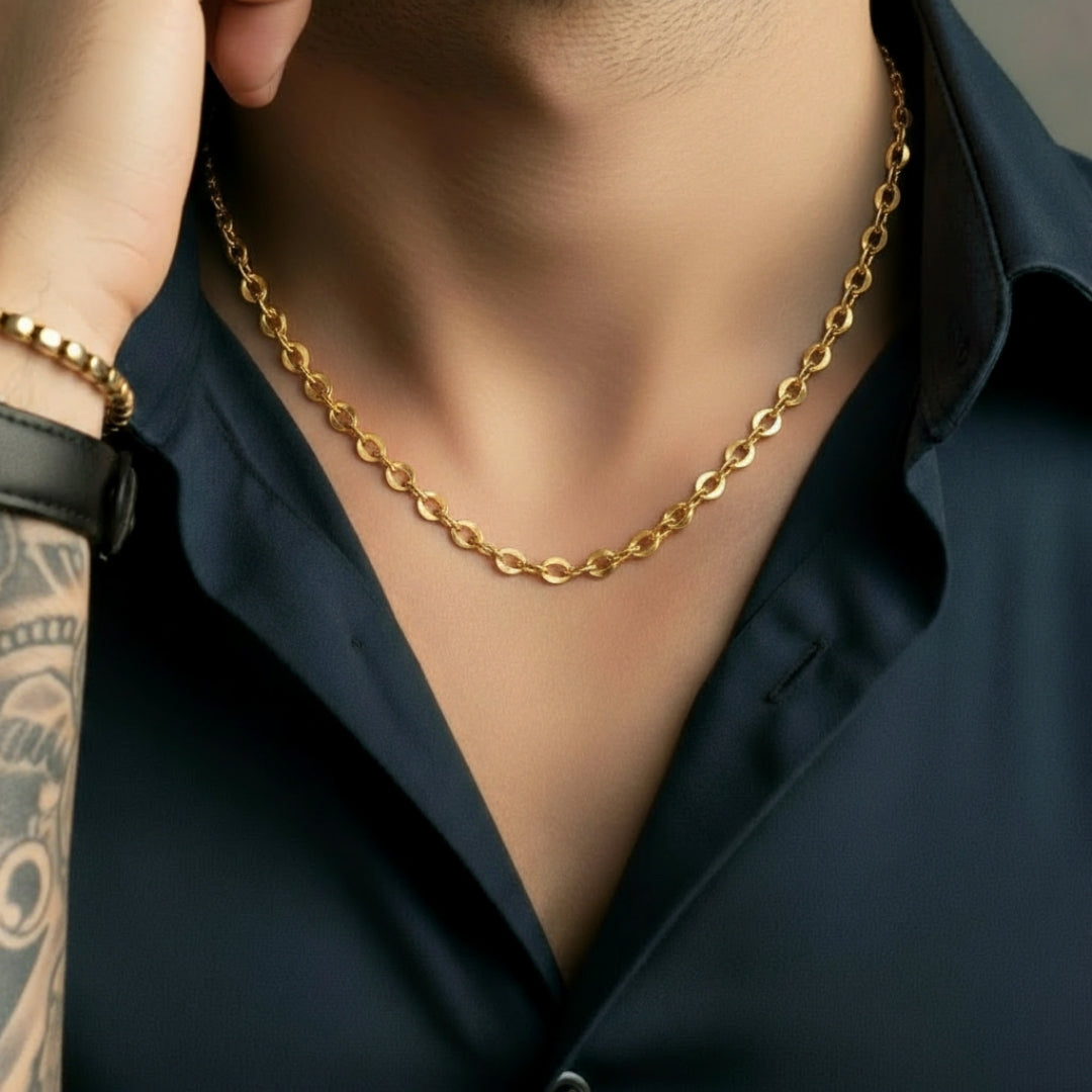 Chaine homme Maille Cheval dore cou  presentation chemise