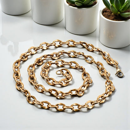 Chaine homme Maille Cheval dore presentation table blanche