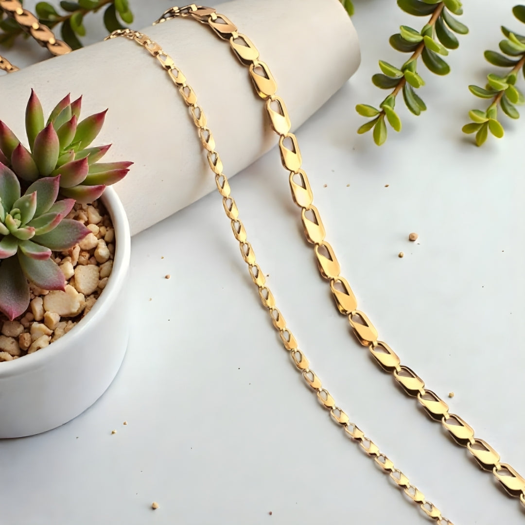 Chaine homme Maillons Paperclip variante doree longueur table blanche