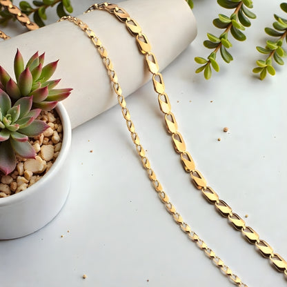 Chaine homme Maillons Paperclip variante doree longueur table blanche