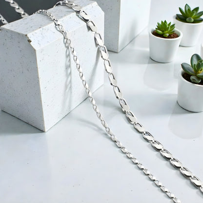 Chaine homme Maillons Paperclip variantee argent longueur table blanche
