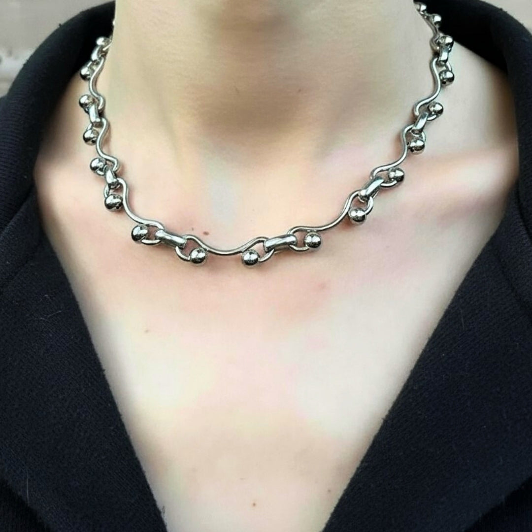 Chaine homme à billes ondulées cou chemise ouverte