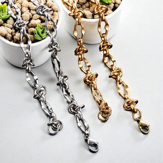 Chaine homme collier homme maillons style barbelés argent et doré presentation plantes marbre