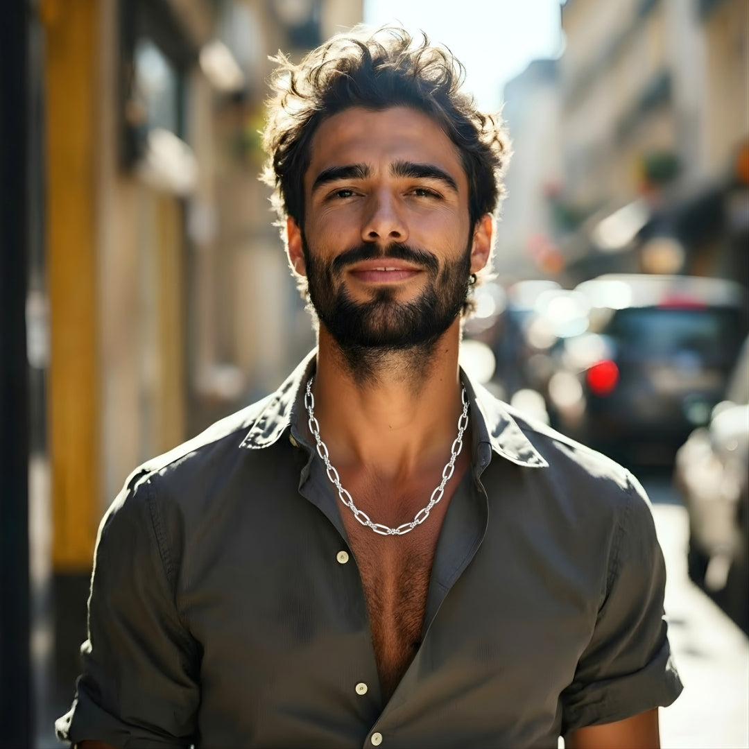 Chaine homme, collier homme petits maillons ovales argent rue chemise grise