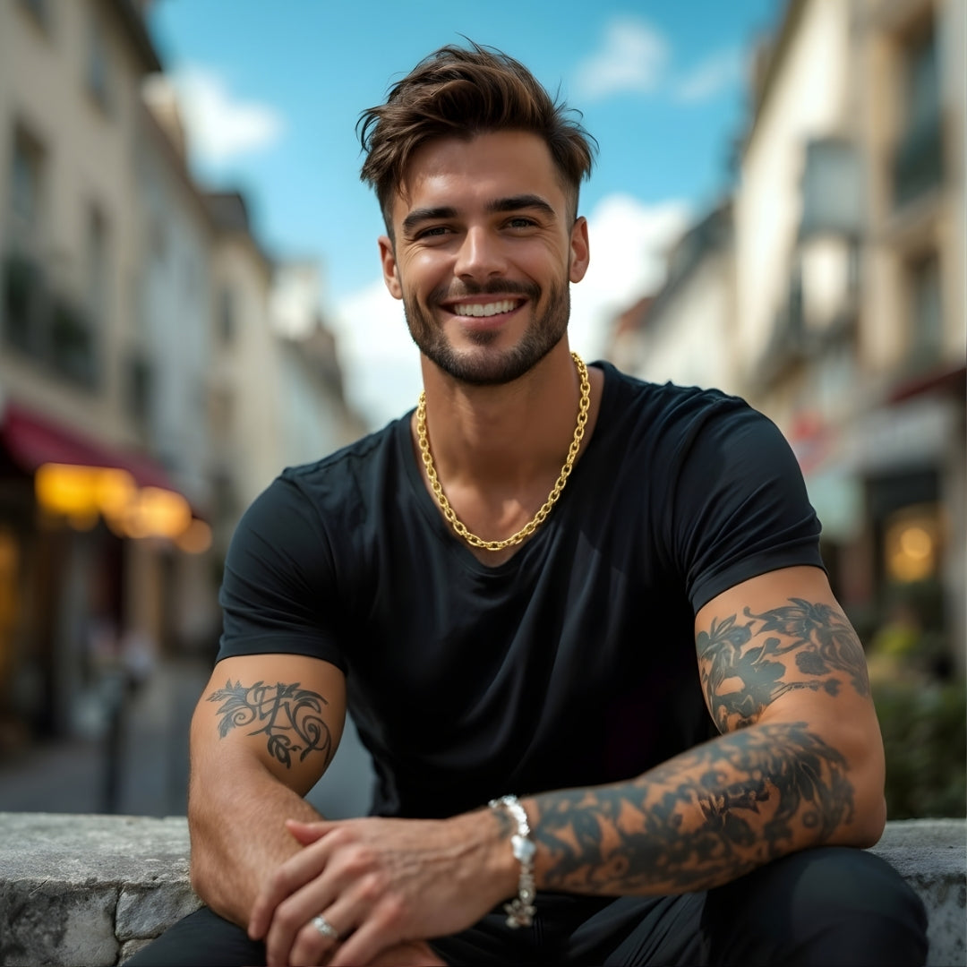 Chaine homme collier homme petits maillons ovales dore  t shirt noir rue