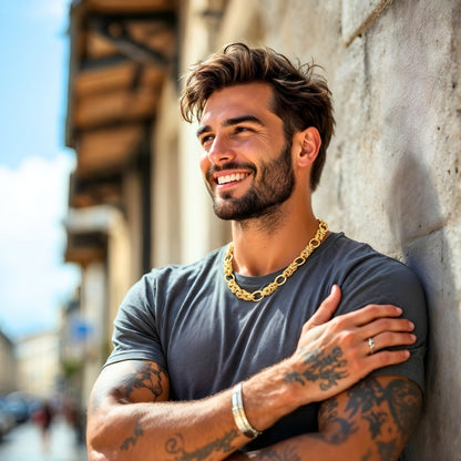 Chaine homme collier maillons entrelacés alterné doré homme souriant rue été