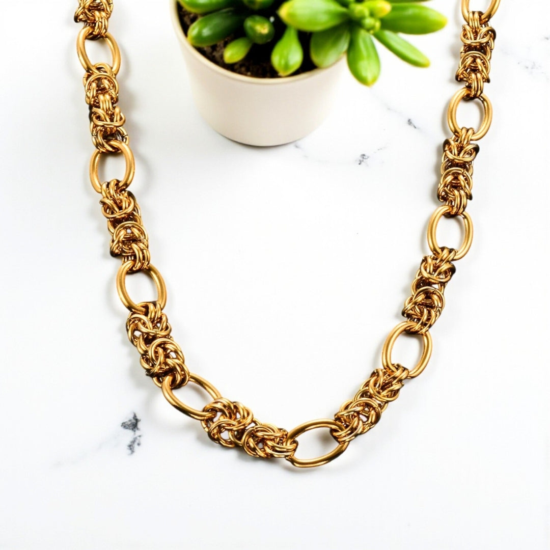 Chaine homme collier à maillons entrelaces et alternes variante dore
