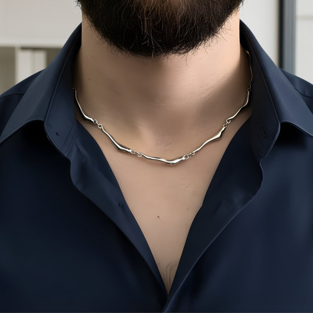 Chaine homme, collier ras-de-cou à maillons irréguliers chemise bleue
