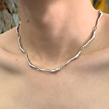 Chaine homme, collier ras-de-cou à maillons irréguliers cou exterieur